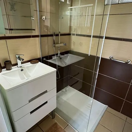 Est Classe 3 Etoiles Au 1er Etage D'une Maison Avec Jardin Dans Un Quartier Calme