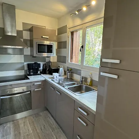 Est Classe 3 Etoiles Au 1er Etage D'une Maison Avec Jardin Dans Un Quartier Calme
