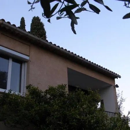 Apartment Est Classe 3 Etoiles Au 1er Etage D'une Maison Avec Jardin Dans Un Quartier Calme