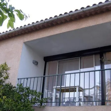 Est Classe 3 Etoiles Au 1er Etage D'une Maison Avec Jardin Dans Un Quartier Calme *