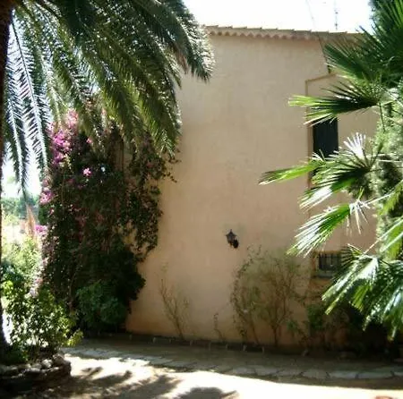 Est Classe 3 Etoiles Au 1er Etage D'une Maison Avec Jardin Dans Un Quartier Calme Apartment