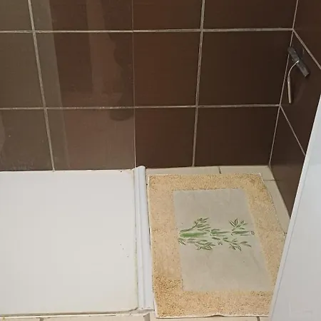 Est Classe 3 Etoiles Au 1er Etage D'une Maison Avec Jardin Dans Un Quartier Calme *